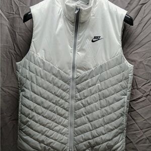 Like new Nike men’s garage and white thermal-fit puffer vest. Sz small runs big